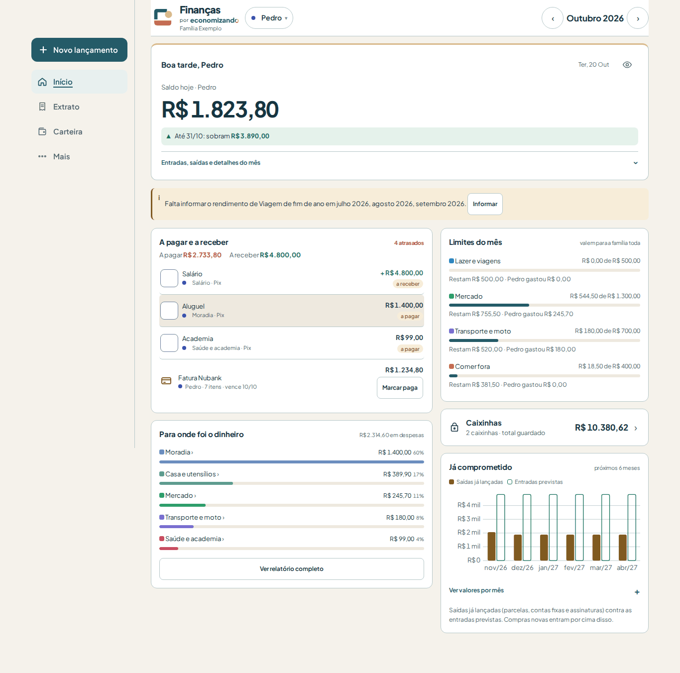 Resumo financeiro no computador, com saldo, contas a pagar, limites e caixinhas fictícios.